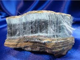Mi is az azbeszt? 1 Az azbeszt gyûjtôfogalom a természetben elôforduló ásványi anyagok egy speciális csoportjára.