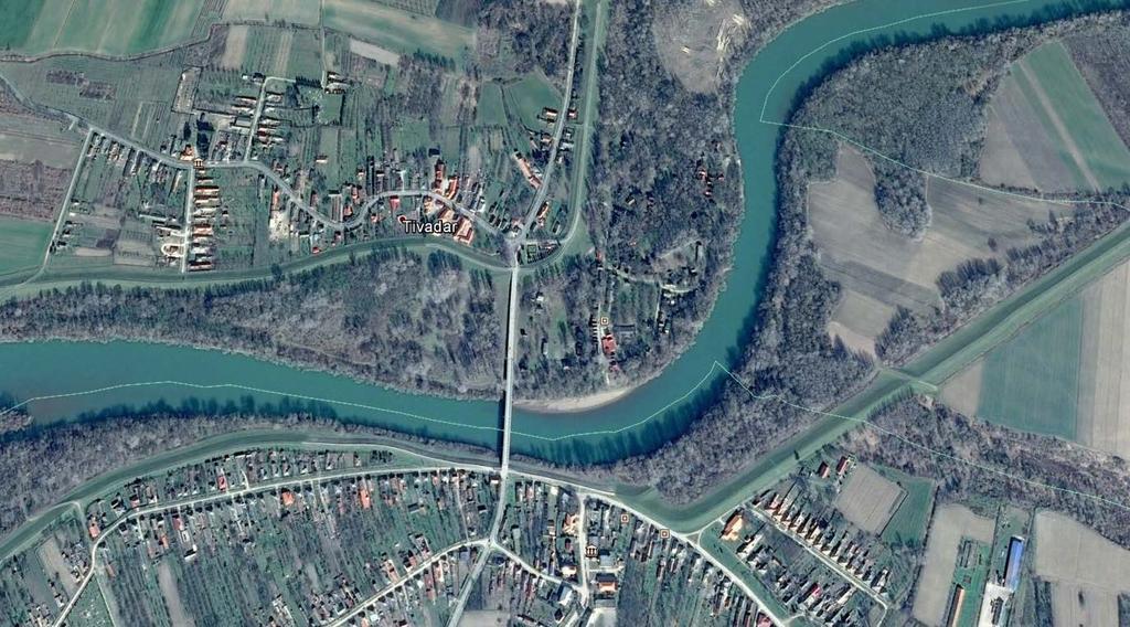 1.5.1.5 A vizsgált középvízi és nagyvízi meder szélessége, szelvények nedvesített területe A Tisza folyó vizsgált nagyvízi mederszakaszának szélessége a folyó középvízi medrét és az elsőrendű