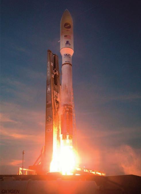 Űrtechnika 12. ábra. Startol az Atlas V 501, az OTV 1 mini űrrepülőgéppel. Cape Canaveral, SLC 41, 2010. április 22., 23:52 GMT (Pat Corkery/United Launch Alliance) 13. ábra. Magasban az Atlas V 501 az OTV 1 első indításánál (International Launch Service) 11.