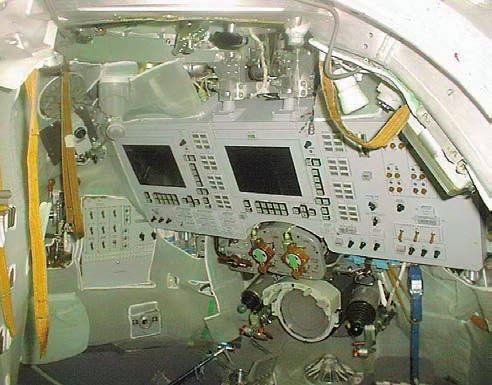 Űrtechnika 32. ábra. A leglátványosabb fejlődést a lényegében a Szojuz űrhajó belsejében láthatjuk. A legkorábbi Szojuz űrhajók vezérlőpultja 33. ábra. A Szojuz T űrhajó vezérlőpultja 34. ábra. A Szojuz TM űrhajó vezérlőpultja 35.