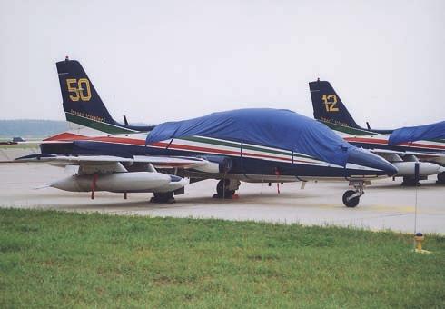 A Frecce Tricolori (Háromszínű Nyilak) egyik gépe az 50-es azonosító számot viselte a félévszázados fennállásuk alkalmából Kecskeméten Az olaszok Frecce Tricolori (Háromszínű Nyilak) 10 gépes