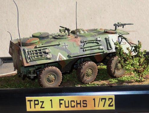 Hazai tükör Toldi Tamás A hatlábú róka TPz 1 Fuchs, Koszovó, 1999 Revell 1/72 A MAKETT 1. ábra. A jármű jobb oldala és a számítógéppel készült felirat 2. ábra. A Fuchs hátulja és a húzott szálból készült antennák 3.