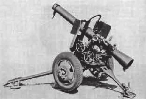 10,5 cm-es Leichgeschütz 43 10,5 CM-ES LEICHTGESCHÜTZ 42 L/17,5 20 Tömeg: 485 kg Csőhossz: L/17,5 (183,6 cm) Lövés/perc: 6-7 Lőtáv: 7950 m Az ágyútalp tengelyből és háromlábú állványból állt.
