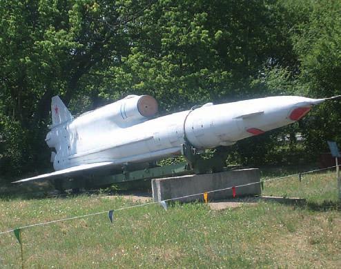 A szabadtéren lévő gépek mellett egy hajdan használt hangárt kiállító teremmé alakítottak át, itt őrzik a különböző repülőgép hajtóműveket, és a szovjet gépjármű érdekességeket, mint pl.