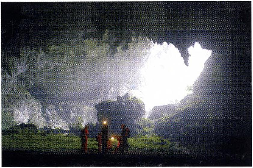 Készülődés a túrára a Man Fel bejáratnál (Jiang Zhou barlangrendszer) 3.