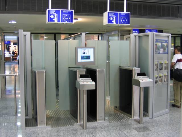 NÉMETORSZÁG A frankfurti repülőtéren két biometrikus azonosítási elven működő automatizált átléptető rendszer gyakorlati tapasztalatai állnak rendelkezésre.