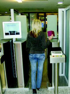 Írisz alapú átléptető rendszer Németországban 40 Írisz regisztráció Németországban 41 A második rendszer az arcfelismerés alapján működő úgynevezett Easy-Pass rendszer.