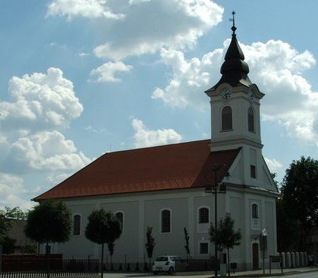 A Bessenyei György művelődési ház és könyvtár működik benne. Katolikus templom (épült:1761-63.), Kossuth u. 1. hrsz: 1085, törzsszám 6935, M műemlék A módosítással érintett telekkel szemben áll.