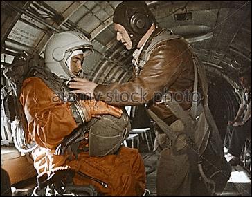 Nyikityin alezredes az ugrás előtti utolsó ellenőrzést hajtja végre [66] 31. ábra Ismeretlen kozmonautajelölt ejtőernyős ugrását követően.