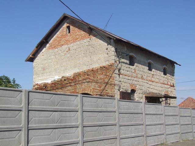 A nyeregtetős, fémlemezzel fedett malom épülete főként riolittufa tömbökből épült, a lábazatában dácittufa is található.