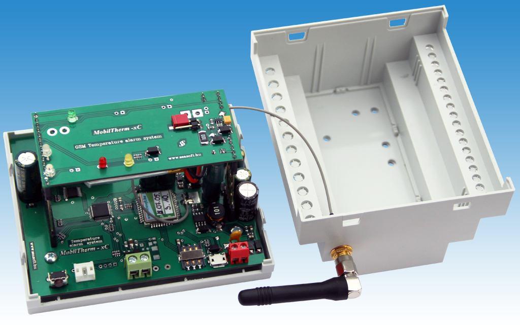 A GSM modul belső Lythium-polimer akkumulátorral, külső digitális hőmérővel, záró kontaktusra aktiválódó bemenettel és 2 egyáramkörös nagyfeszültségű és nagyáramú, (230V 8A-es) relés kimenettel