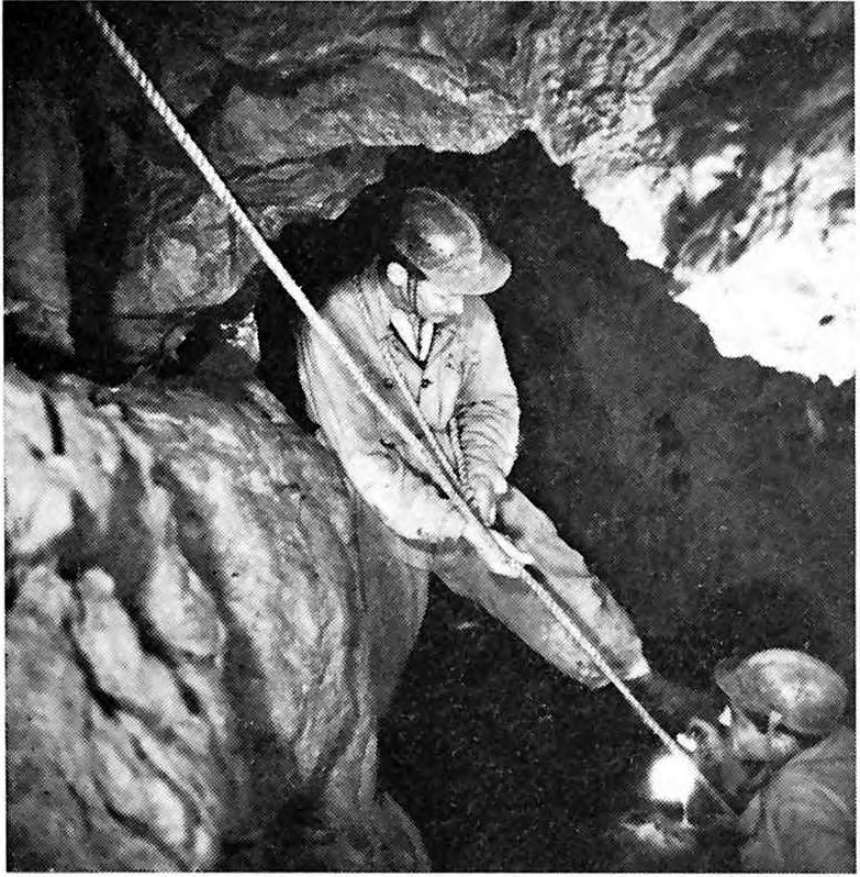 Az Isíván-barlang lejtős aknájában Gyenge Lajos biztosít. (Borbély Sándor felv.) Az elkövetkező néhány évben a munkavégzés terén némi visszaesés tapasztalható. 1955 56.