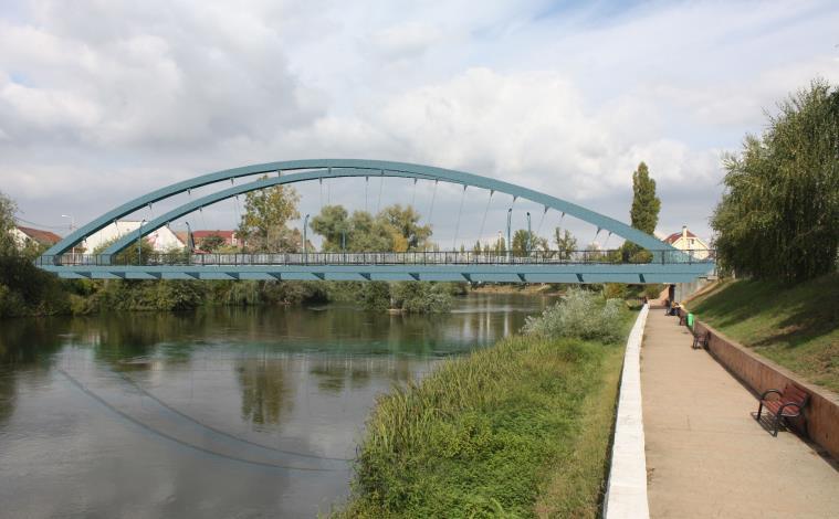 A meglévő gyalogos Körös-híd állapota leromlott, ezért szükséges lenne egy új