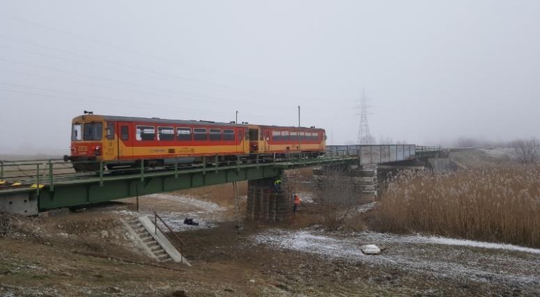 Erdei Balázs (MÁV KFV Kft.) öt hazai vasúti híd (Nagyrákosi völgyhíd, Északi Összekötő Duna-híd, Várpalota B2 és B4 jelű hidak és Déli Összekötő Duna-híd) mérési eredményeit ismertette.