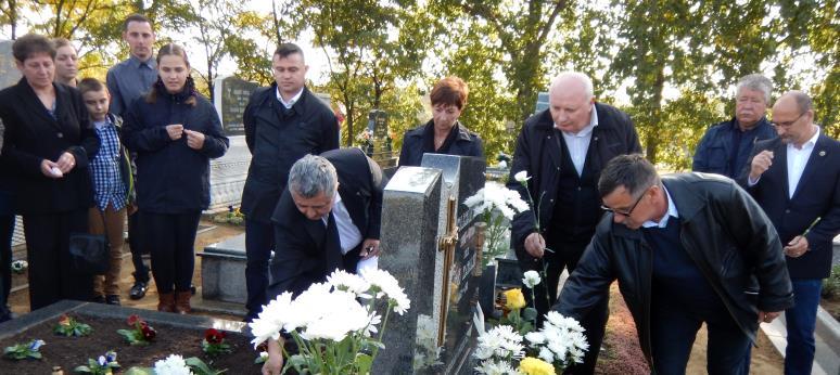 Újra emlékeztünk Vasutasok Szakszervezete Területi Képviselet Záhony Tizenharmadszor keresték fel Koleszár István, a kocsivizsgálók egykori titkárának sírját