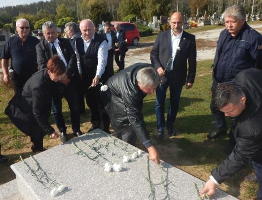 találkozunk, mert akihez ő ment, és akihez halálunk alkalmával mi is kerülünk, az nem a holtak Istene, hanem az élőké.