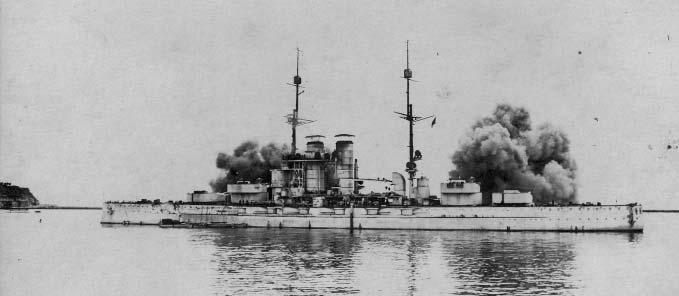 124 Hadtörténelem HSz 2018/5. 1918. június 9-én futott ki Pólából első éles bevetésére az egyetlen magyar építésű csatahajó, a SZENT ISTVÁN (A fotó Kiss László gyűjteményéből való) át.