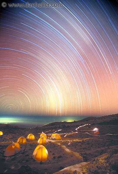 Csillagok útja az égbolton A felvételt a Kilimandzsárónál (Egyenlítő mentén, attól kb. 3 fokkal Délre).