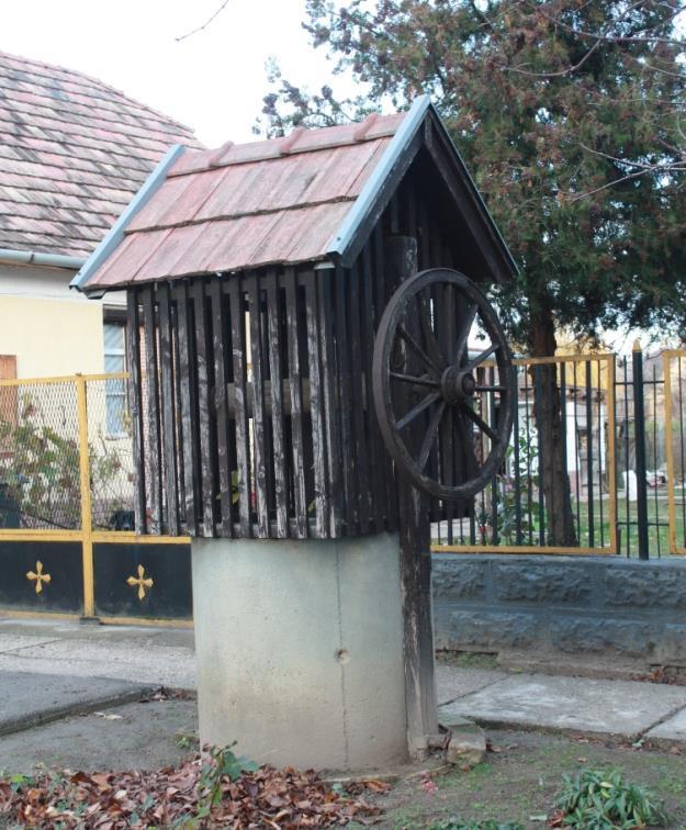 51 A közterületen megmaradt kerekes kutak a múlt megőrzendő emlékei.