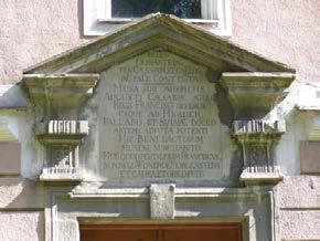 Na mieste, kde stála kaplnka Sv. Trojice stojí Kamenný kríž z r. 1807 a pod ním sa nachádza krypta významných úradníkov panstva ( 1777-1800).