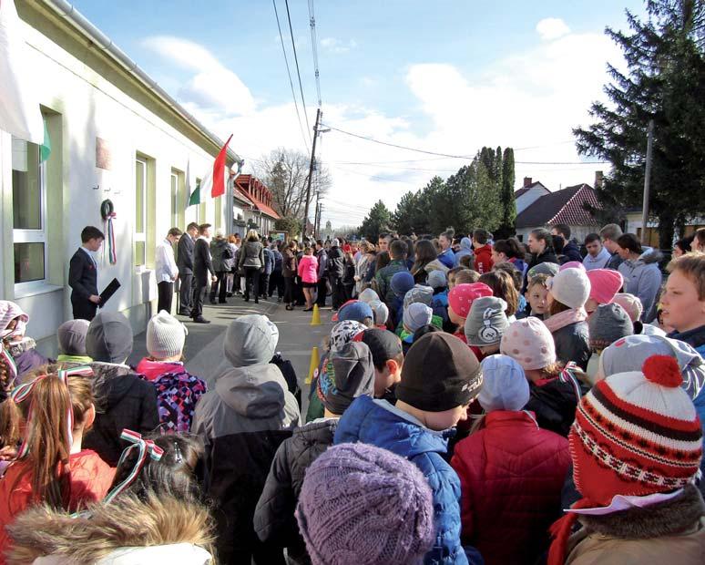 Tavaszköszöntő az iskola színjátszókörének előadása MÁRCIUS 0