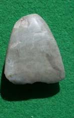 kőzetek) Leletanyagban jelentős mennyiség, zömében helyi-közeli nyersanyag, de egyes különösen alkalmas nyersanyagokból készült eszközök nagy területeken elterjedtek (zöldpala, hornfels) -