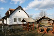 A Duna-Tisza közi hátság jellegzetes felszíni képződményeinek, a nemzeti park homokbuckavidékének megismerése során valamennyi műveltségi terület oktatására lehetőség nyílik.