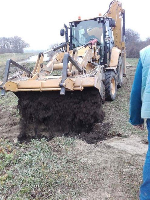 Az üreg építése során a parti sávba és a töltésekbe, depóniákba járatokat, üregeket ás, mely a műszaki létesítmény szerkezetét, ill.