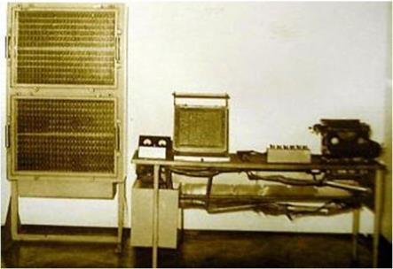 Először is meg kell emlékeznünk Kozma Lászlóról 8, a Kar egyik alapítójáról, az első programvezérelt jelfogós számítógép, a MESZ-1 megalkotójáról.