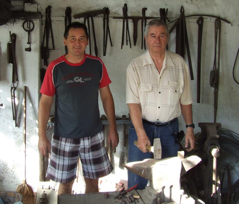 kilogrammnak felelt meg. Magyarországon csak 1876. január 1-től vált törvényes, kizárólagos használatú mértékegységgé a kilogramm.