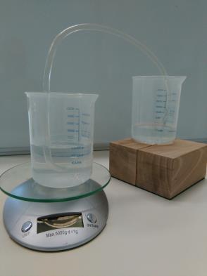 Fizika 9. 8 Hidrosztatika III. kísérlet A hidrosztatikai nyomás vizsgálata Rugalmas gumihártyával lezárt üvegcsövet nyomjunk víz alá és figyeljük meg a gumi alakját!