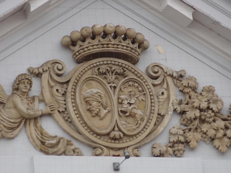 V období prvej ČSR sa tak na prízemí paláca nachádzali obchodné prevádzky, na prvom poschodí zasa reštaurácia, v reprezentačných priestoroch sídlil Slovenský národný klub, ako aj miestny odbor Matice