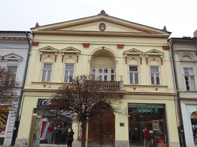 ďalšej prestavbe paláca, ktorá sa týkala najmä klasicistickej úpravy uličnej fasády, v snahe pripodobniť ju fasáde susedného domu na Hlavnej ulici č. 86.