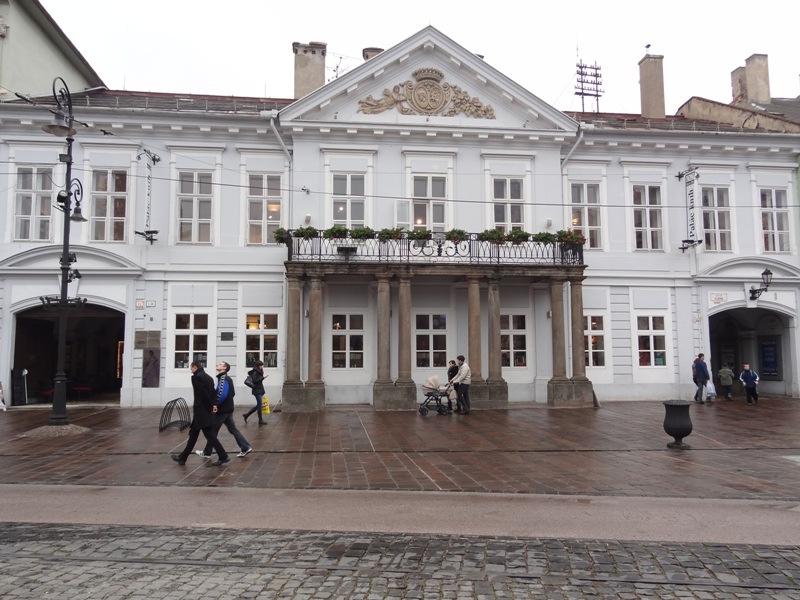 základe projektu z ateliéru známeho košického staviteľa Jána Balogha. 35 Po rozpade rakúskouhorskej monarchie objekt stratil funkciu reprezentatívneho šľachtického sídla.