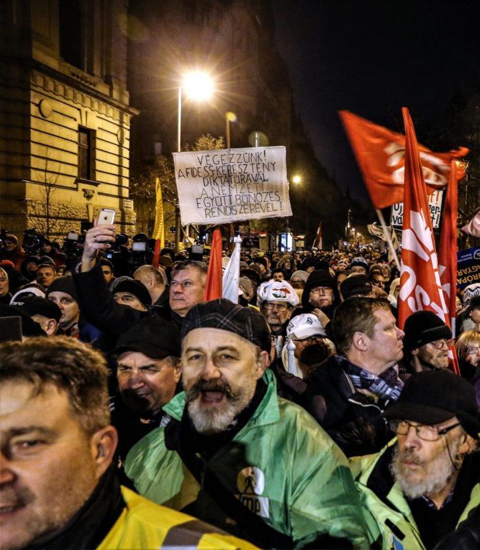 Újabb bal oldali vonulás a Jobbikkal December 16.-án, vasárnap este Óbudán vendégeskedtem, egy közvetlenül a Vörösvári út szélén álló épületben.