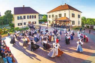 Občudovali smo lahko izvirna folklorna oblačila iz območij Dolenjske, Koroške, Gorenjske, Prekmurja in Štajerske.