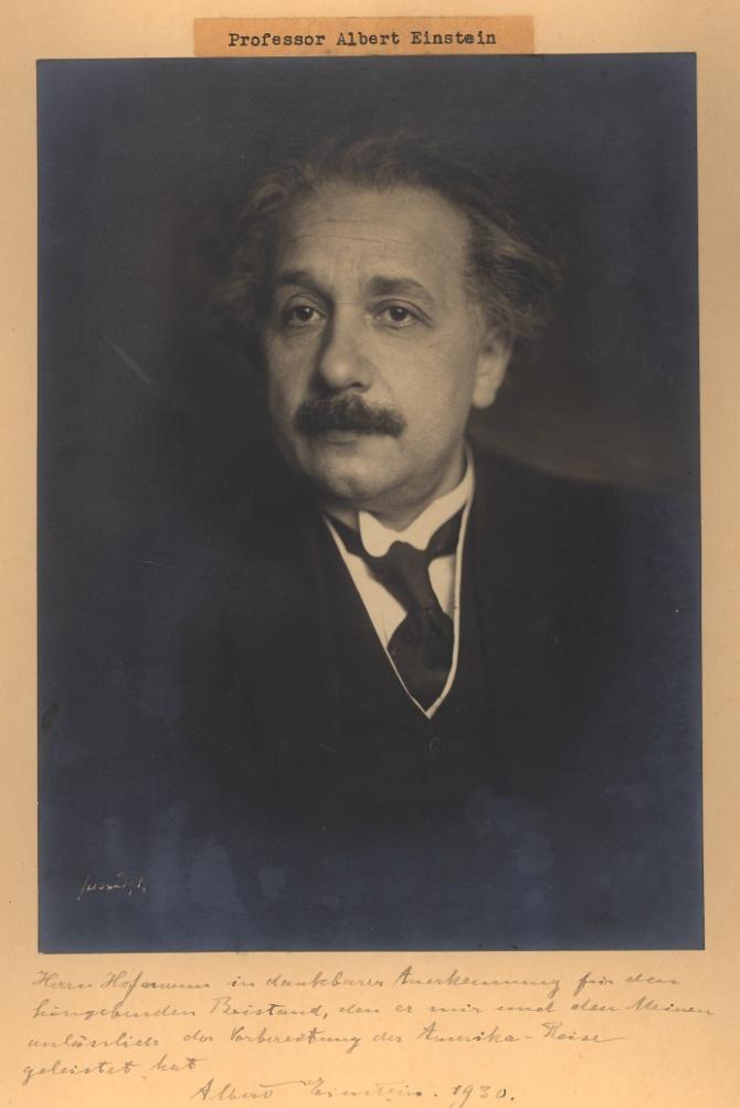 Albert Einstein (1879-1955) középosztálybeli német zsidó család talán enyhe diszlexiával küzdő gyermeke 1900, Zürich: matematika-fizika