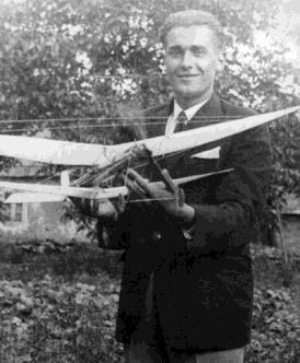 6) Szolnoki aviatika a) Ki az a szolnoki születésű műlakatos, aki 1896-ban szabadalmaztatta egy helikopter modell tervrajzát?