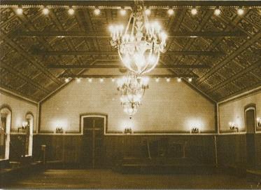 7) 95 éves a szolnoki mozi a) Melyik épületben működött az első mozgóképszínház Szolnokon? Városi Színház b) Melyik szálloda dísztermét alakították át filmszínházzá 1922-ben?