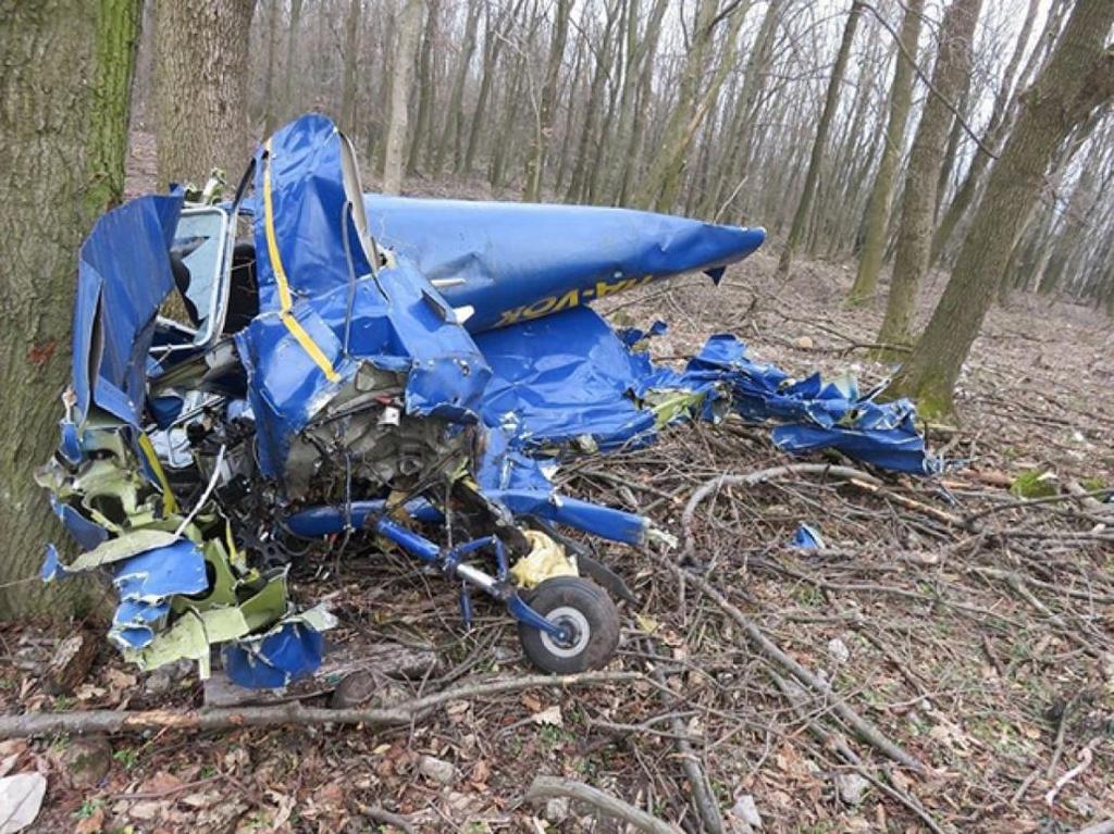 A helyszínen talált nyomok alapján a szakemberek azt valószínűsítették, hogy a gép mintegy 25 fokos szögben süllyedve érte el a fák tetejét, ezután a megállásig megközelítőleg 50 méter hosszan