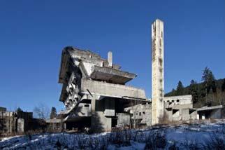 Az országban a mai napig rengeteg a felderítetlen aknamező, melyek az 1992 és 1995 közötti háború szomorú hagyatékaiként a mai napig megkeserítik a helyi lakosok életét.