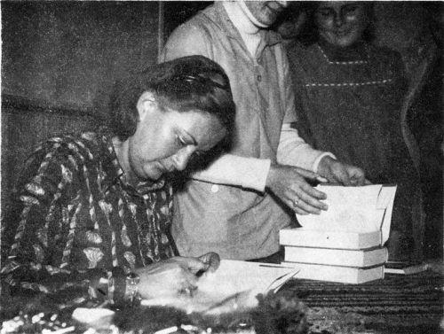 Ecco la biografia sintetica della scrittrice recentemente scomparsa: È nata il 24 novembre 1932 a Budapest, come seconda e tardiva figlia, in famiglia borghese.