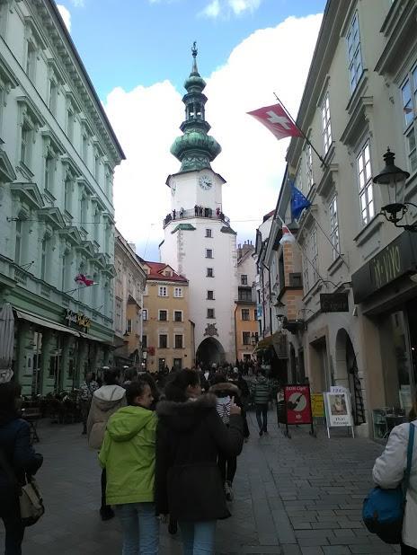 Miután átmentünk a Szent Mihály kapun, nagy sétát tettünk a