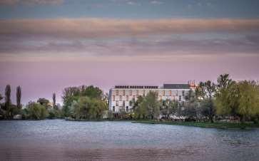 BW PLUS Lakeside Hotel****, Székesfehérvár A 2015 áprilisában megnyitott négycsillagos BEST WESTERN PLUS Lakeside Hotel**** Budapesttől mindössze fél órányi távolságra, az