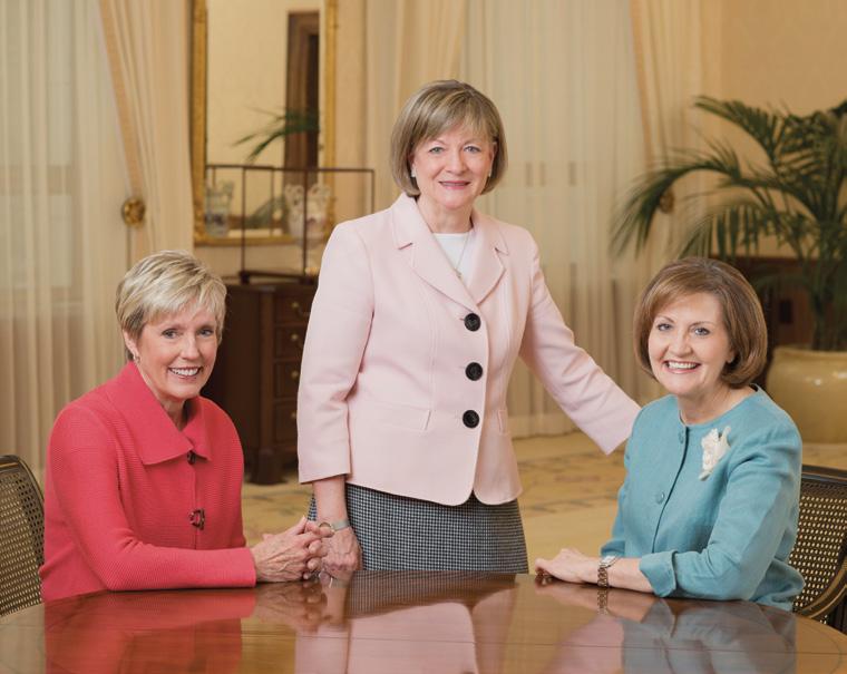 Női vezetők az egyházi tanácsokban Az egyház három fő vezető tanácsban nőket is felkért a szolgálatra. Linda K.
