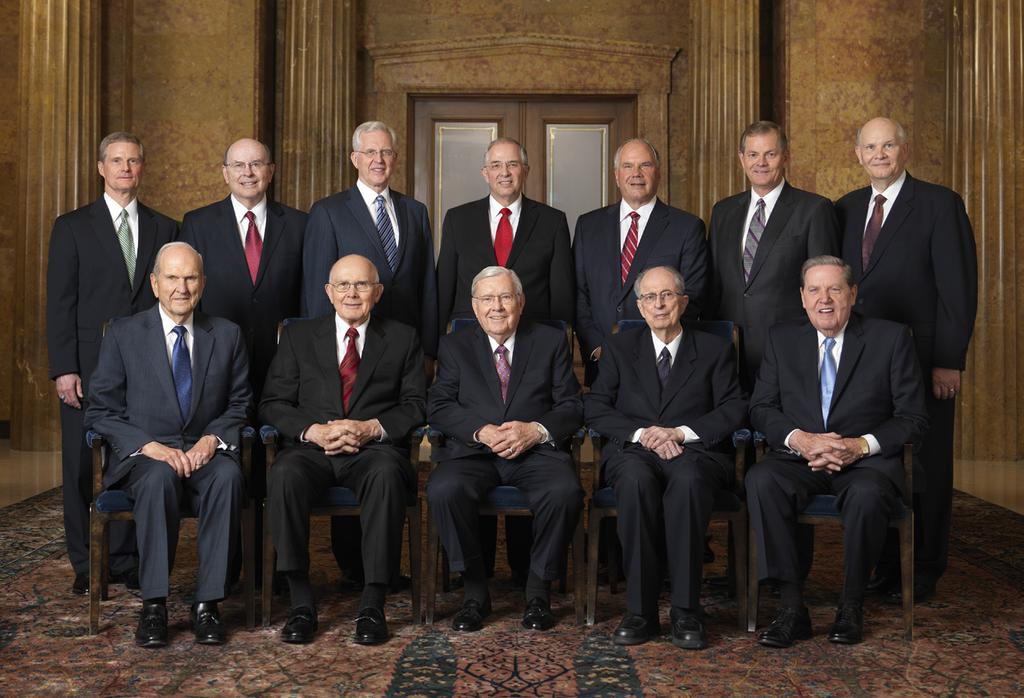 A Tizenkét Apostol Kvóruma Ülősor balról: Russell M. Nelson elnök, Dallin H. Oaks elder, M. Russell Ballard elder, Robert D. Hales elder, Jeffrey R. Holland elder.