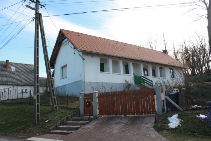 Bogád, Kossuth u.108. 284 hrsz. H1 lakóépület Fotó 2002-ből A településre jellemzően falazott Az utcai nyílásrend visszaállítása.