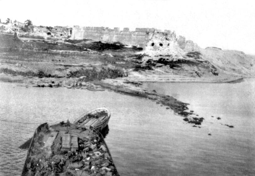 3. ábra: Halott brit katonákkal teli hajó a Seddülbahir erőd előtt 1915. április 25. Forrás:http://upload.wikimedia.org/wikipedia/commons/3/36/Sedd-el- Bahr_from_River_Clyde.