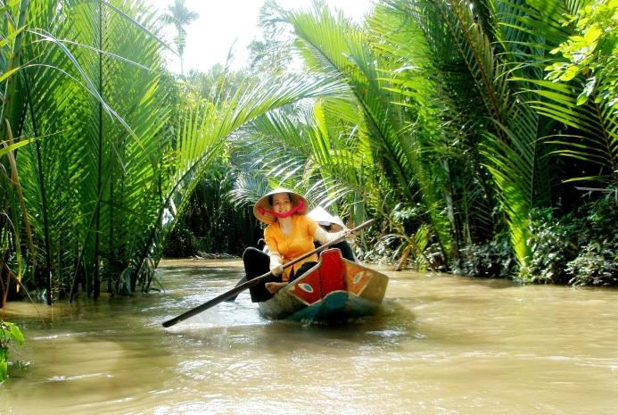 Dalat: A közép-vietnami felvidék legdélibb nyúlványán elhelyezkedő város és a lábaitól a Mekong medencéje felé ereszkedő hegy és tóvidék különleges mikroklímája gyökeresen eltér környezetétől.