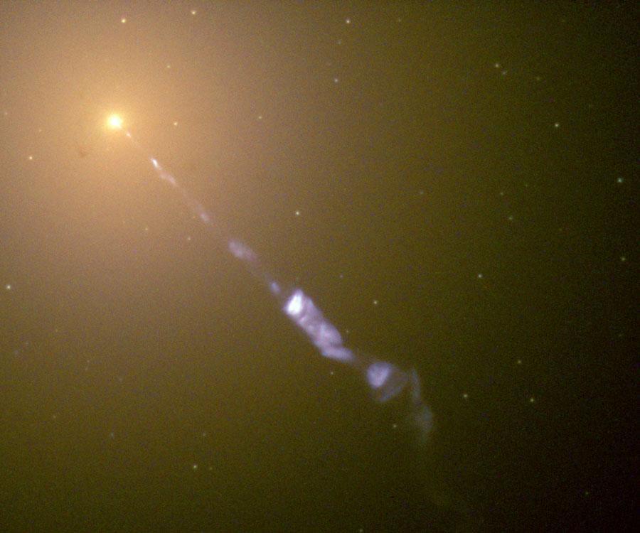 egy kísérő látszik. Több olyan is létezik, amely mellett diffúz csóvát, vagy a magból kilövellő anyagfelhőt (jet) lehet megfigyelni. Az M87 jelű elliptikus galaxis által kidobott anyagfelhő.